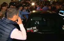 محتجون في مالطا يعترضون موكب رئيس الحكومة (السابق) جوزيف مسقط إثر شبهات بتورط أعضاء في حكومته بقضايا فساد