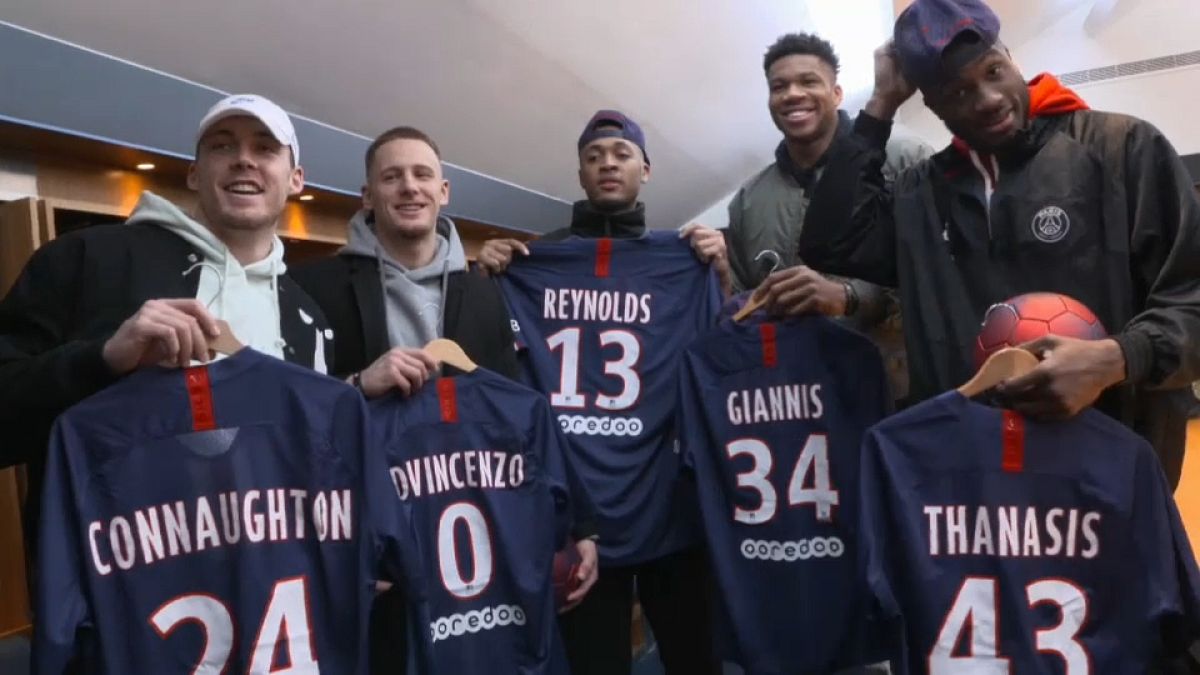 Alcuni giocatori dei Milwaukee Bucks a Parigi con la maglia del PSG e i loro nomi. 