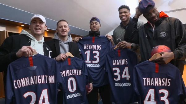 Alcuni giocatori dei Milwaukee Bucks a Parigi con la maglia del PSG e i loro nomi. Alcuni giocatori dei Milwaukee Bucks a Parigi con la maglia del PSG e i loro nomi.