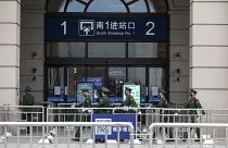 Des soldats montent la garde devant la gare Hankou in Wuhan en Chine en raison du coronavirus 2019-nCoV