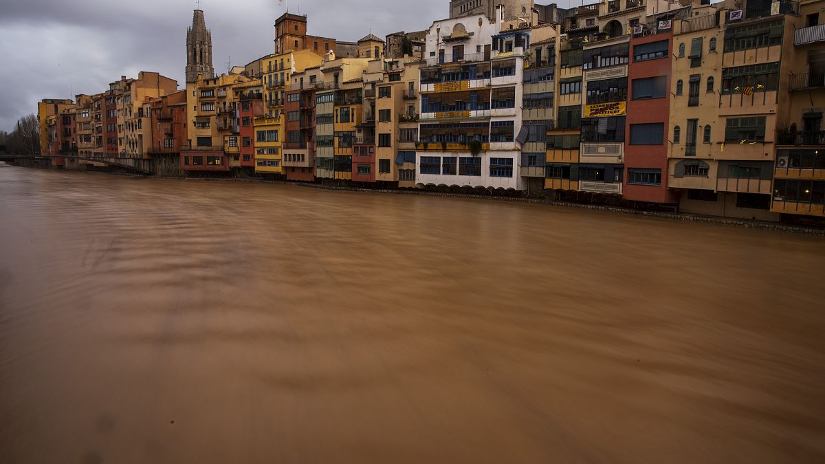 مصرع سبعة أشخاص وفقدان آخرين بسبب عاصفة اجتاحت إسبانيا