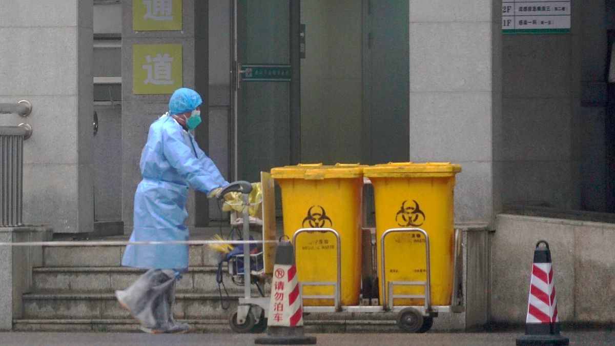 Empleado traslada contenedores en un hospital de Wuhan, China