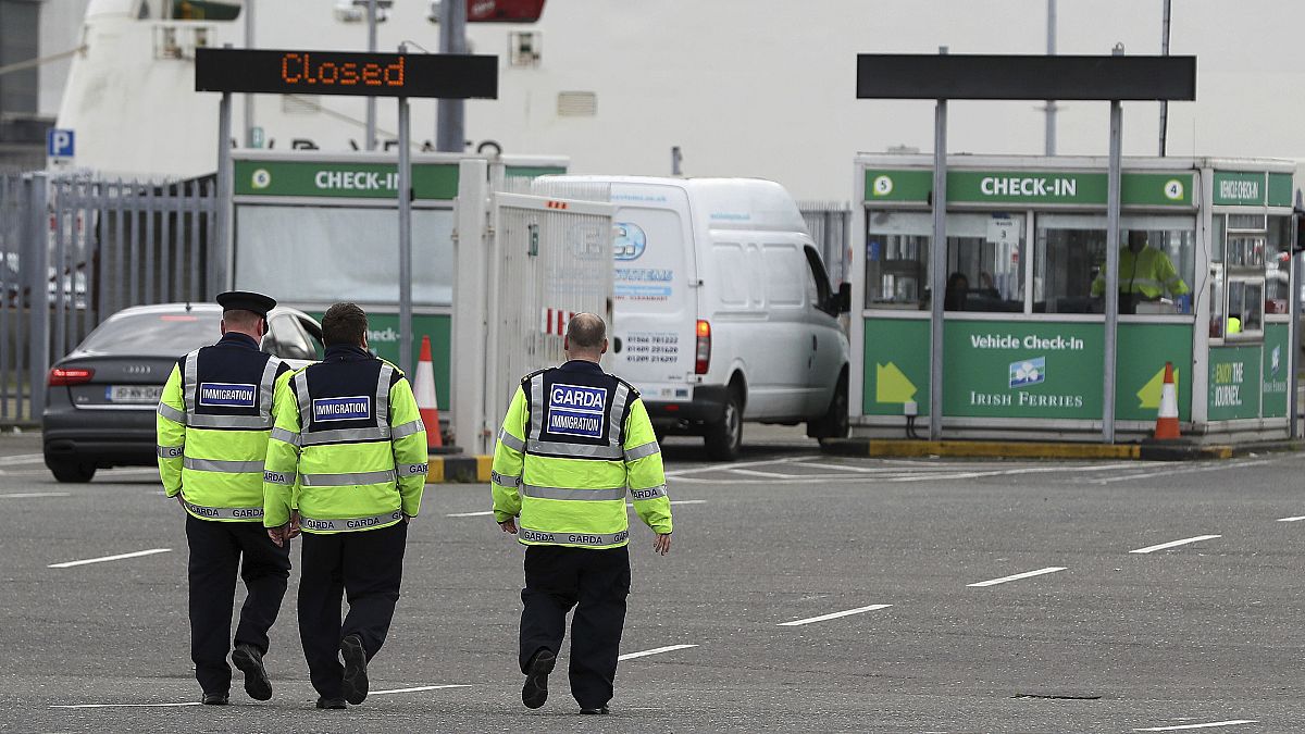 ضباط الهجرة ميناء دبلن بإيرلندا يقومون بدورية تفتيش 