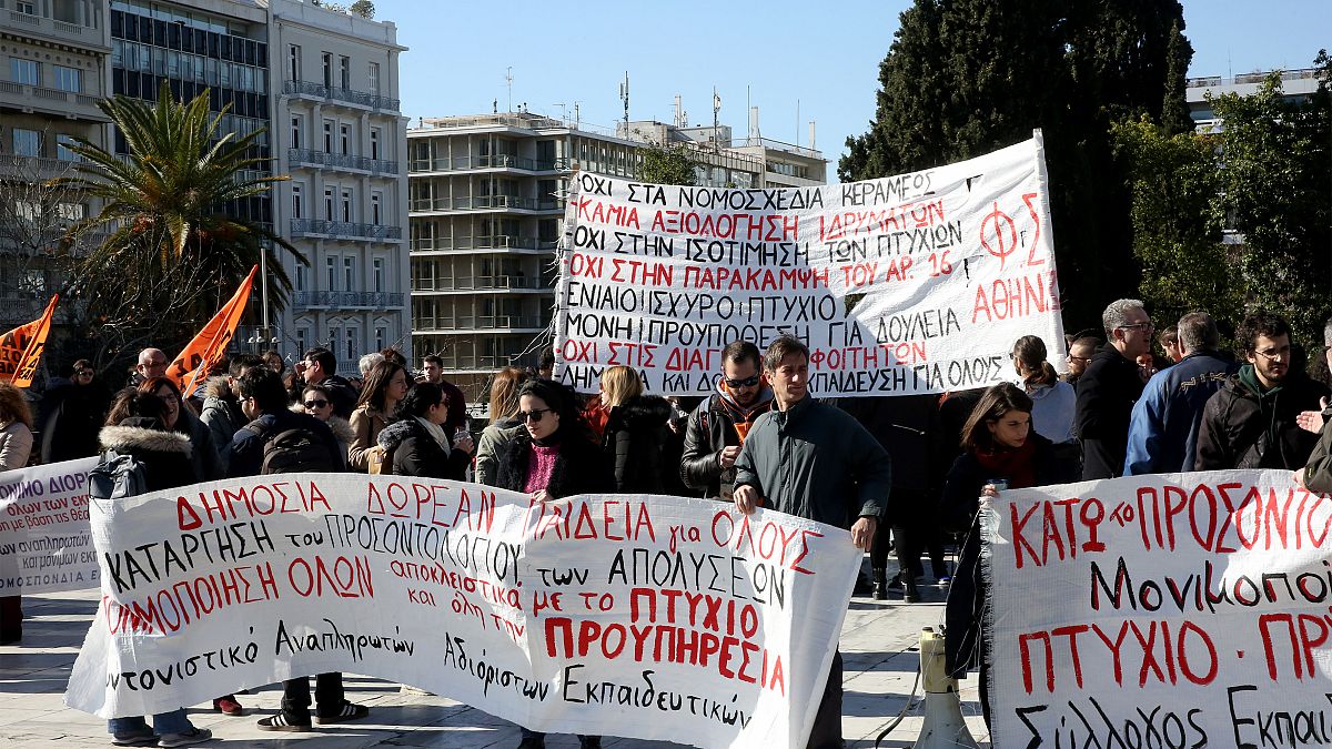 Εκπαιδευτικοί συμμετέχουν σε συγκέντρωση διαμαρτυρίας στο Σύνταγμα για τη μη εξίσωση των πτυχίων