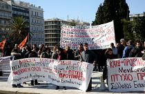 Εκπαιδευτικοί συμμετέχουν σε συγκέντρωση διαμαρτυρίας στο Σύνταγμα για τη μη εξίσωση των πτυχίων