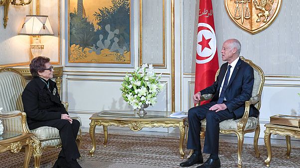 الرئيس التونسي قيس سعيد يكرم المناضلة الجزائرية جميلة بوحيرد الرئيس التونسي قيس سعيد يكرم المناضلة الجزائرية جميلة بوحيرد