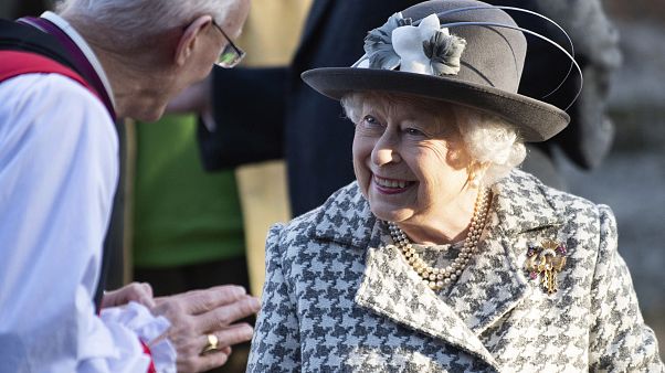 Kraliçe Elizabeth İngiltere'yi AB'den çıkaracak Brexit tasarısını onayladı Kraliçe Elizabeth İngiltere'yi AB'den çıkaracak Brexit tasarısını onayladı
