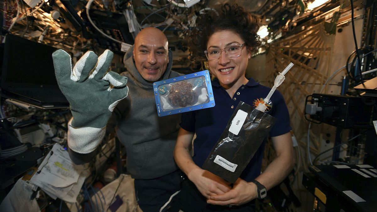 Weltraumbäcker Luca Parmitano und Christina Koch mit eingeschweißtem Keks