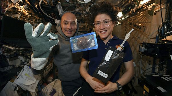 Weltraumbäcker Luca Parmitano und Christina Koch mit eingeschweißtem Keks Weltraumbäcker Luca Parmitano und Christina Koch mit eingeschweißtem Keks