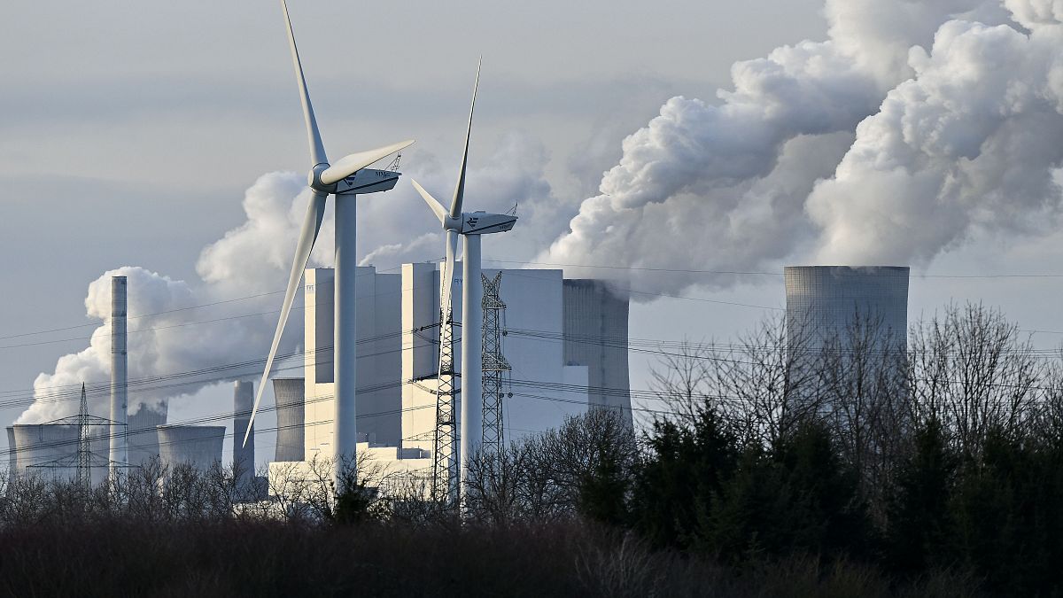 Almanya'da rüzgar türbinleri ve linyit enerji santrali