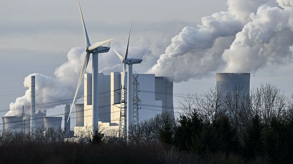 Almanya'da rüzgar türbinleri ve linyit enerji santrali Almanya'da rüzgar türbinleri ve linyit enerji santrali