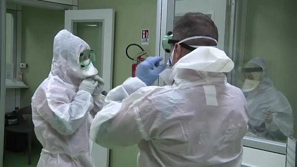 Il coronavirus viaggia in aereo? Il coronavirus viaggia in aereo?
