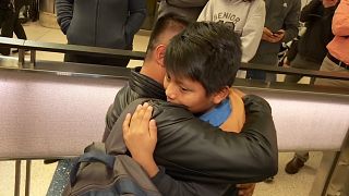 سیاست‌های مهاجرتی ترامپ؛ دیدار پدر و پسر در فرودگاه پس از دو سال دوری 