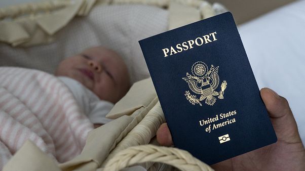 Yeni doğmuş bir bebek ve ABD pasaportu Yeni doğmuş bir bebek ve ABD pasaportu