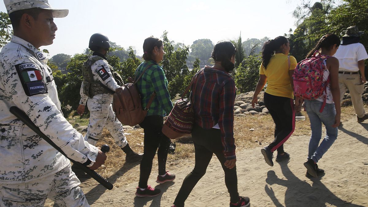 Meksika'ya girmeye çalışan Honduraslı göçmenler