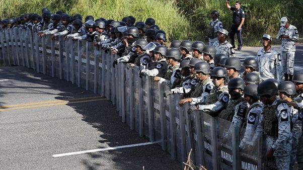 Messico, la "carovana dei migranti" sfonda il confine con il Guatemala: bloccata nel Chiapas Messico, la "carovana dei migranti" sfonda il confine con il Guatemala: bloccata nel Chiapas
