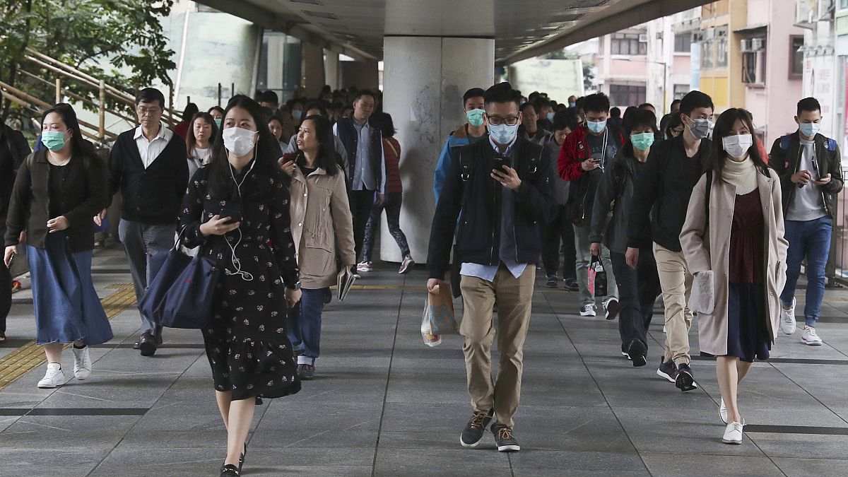 Koronavirüs Vuhan'da ortaya çıksa da Çin'in geri kalan bölgelerinde halk koruyucu maske kullanıyor. Hong Kong / 24 Ocak
