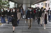 Koronavirüs Vuhan'da ortaya çıksa da Çin'in geri kalan bölgelerinde halk koruyucu maske kullanıyor. Hong Kong / 24 Ocak