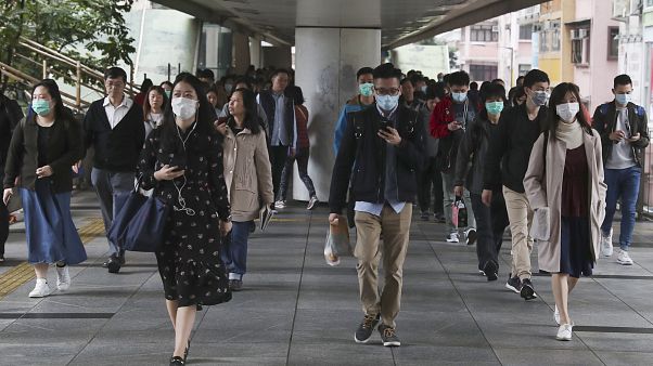 Koronavirüs Vuhan'da ortaya çıksa da Çin'in geri kalan bölgelerinde halk koruyucu maske kullanıyor. Hong Kong / 24 Ocak Koronavirüs Vuhan'da ortaya çıksa da Çin'in geri kalan bölgelerinde halk koruyucu maske kullanıyor. Hong Kong / 24 Ocak
