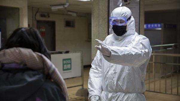 الصين تعزل أكثر من 40 مليون شخص وتشيد مستشفى ضخما لاستيعاب مرضى فيروس كورونا الصين تعزل أكثر من 40 مليون شخص وتشيد مستشفى ضخما لاستيعاب مرضى فيروس كورونا