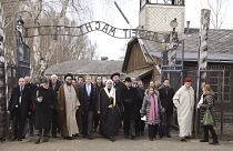 Müslüman Dünya Birliği Genel Sekreteri Muhammed Issa liderliğindeki Müslüman dini liderler, Polonya'daki Auschwitz ölüm kampını ziyaret edip namaz kıldı