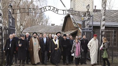 أكبر وفد لممثلي الديانة الإسلامية يزور معتقل أوزفيتشر في بولندا