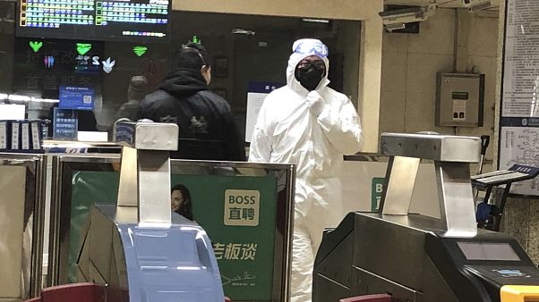 Pekin'de metro istasyonunda görevli güvenlik personeli Pekin'de metro istasyonunda görevli güvenlik personeli