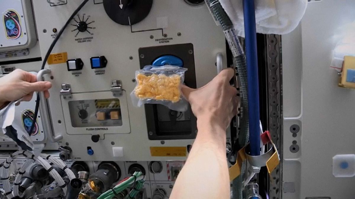 شاهد: للمرة الأولى.. خبز الكعك على متن محطة الفضاء الدولية