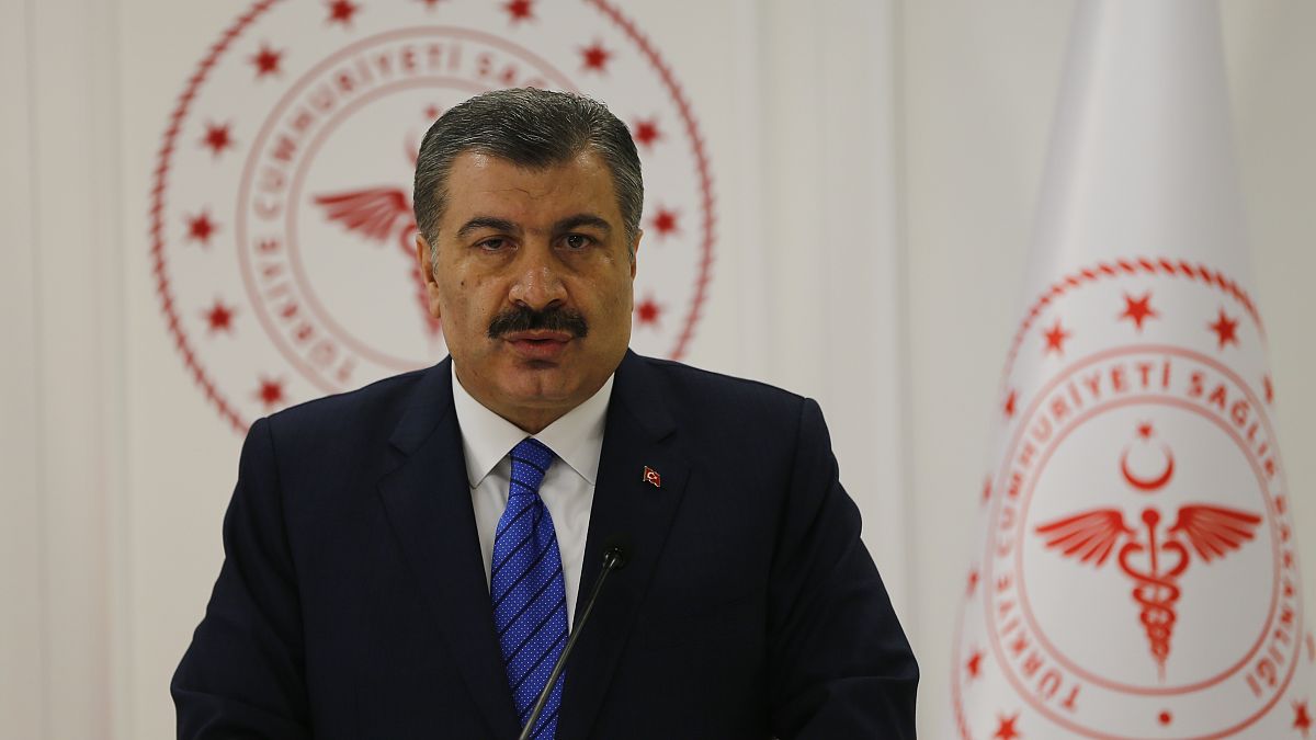 Sağlık Bakanı Fahrettin Koca, Bakanlıkta düzenlediği basın toplantısında, korona virüse karşı alınan tedbirlere ilişkin açıklamalarda bulundu.