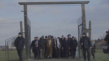 شاهد: مسؤولون مسلمون ويهود يزورون معسكر أوشفيتز