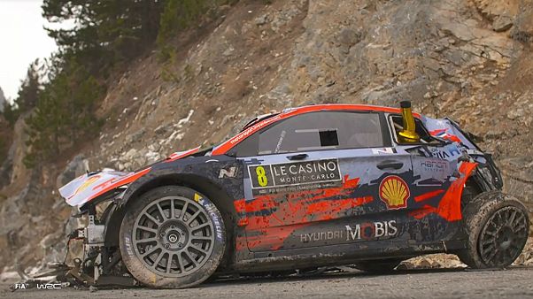 O Hyundai de Ott Tanak e Martin Järveoja ficou neste estado após o acidente O Hyundai de Ott Tanak e Martin Järveoja ficou neste estado após o acidente