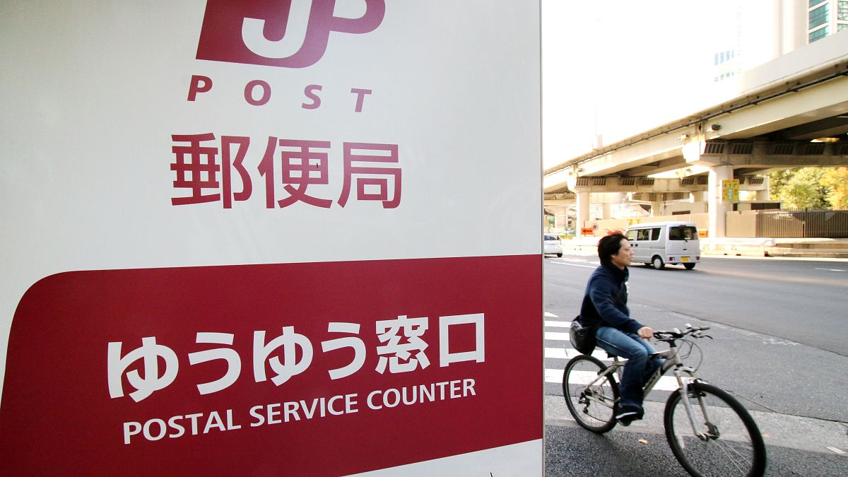 16 yıl boyunca teslimat yapmayıp, zarf ve paketleri evinde depolayan Japon postacı: İş çok yorucuydu