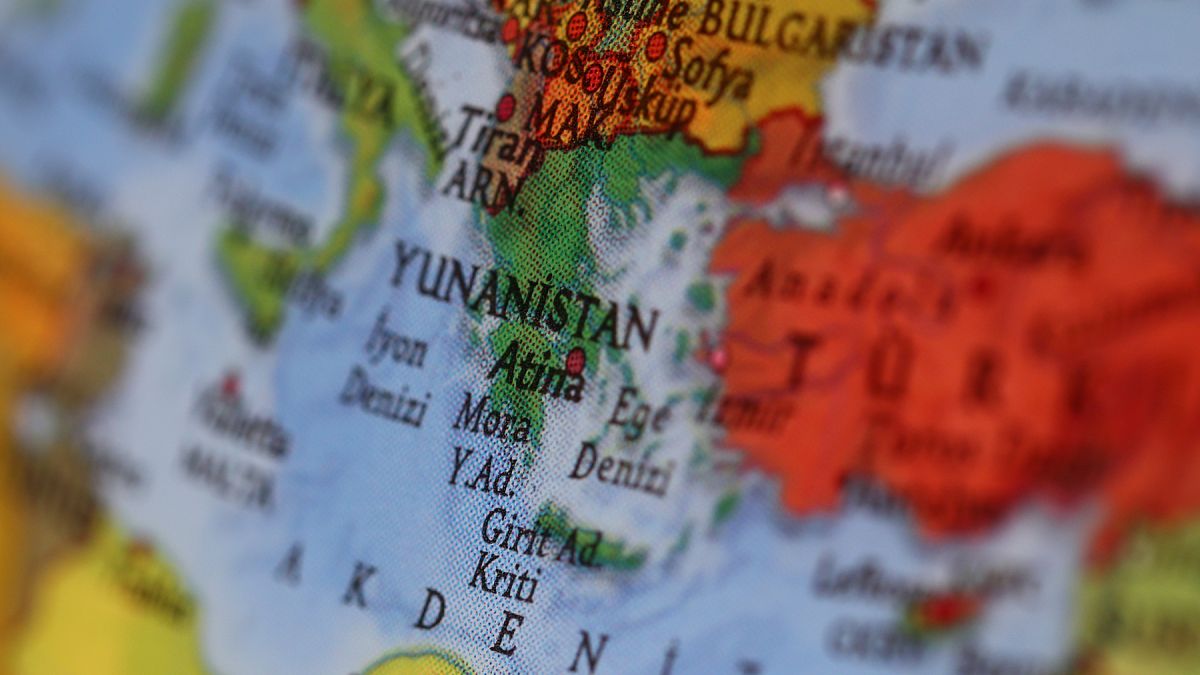 Yunanistan ile Türkiye arasında aidiyeti belli olmayan adalar var mı?