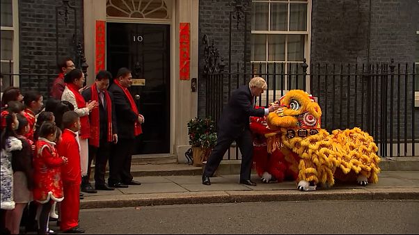 Johnson schwänzt Krisensitzung zu Corona, um das chinesische Neujahr zu feiern Johnson schwänzt Krisensitzung zu Corona, um das chinesische Neujahr zu feiern