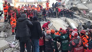 Elazığ merkeze bağlı Mustafapaşa Mahallesi'nde, yıkılan bir binanın enkazından bir kişi kurtarıldı