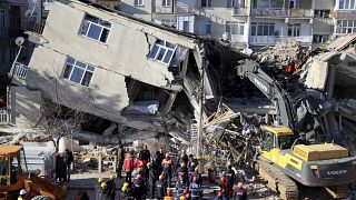 فرق الإغاثة تبحث عن مفقودين تحت الأنقاض جراء الزلزال الذي ضرب شرق تركيا. 25/01/2020