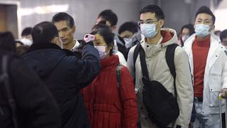 الكشف عن حرارة أجسام المسافرين بالأشعة تحت الحمراء في محطة قطارات هانغوهو شرقي الصين. 2020/01/23