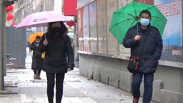 Menschen mit Schutzmasken Menschen mit Schutzmasken