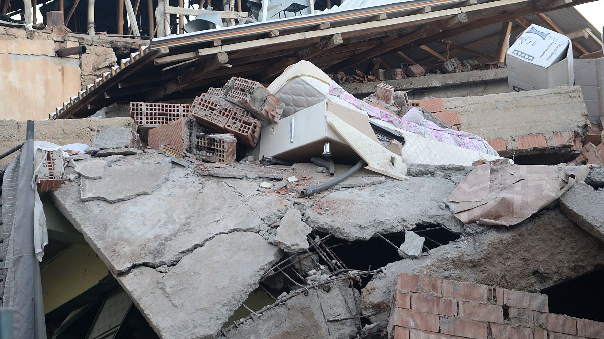 Elazığ merkezli depremden etkilenen Malatya'nın Doğanyol ilçesinde bazı evler çöktü