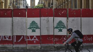 أحد الحواجز الخرسانية وسط بيروت