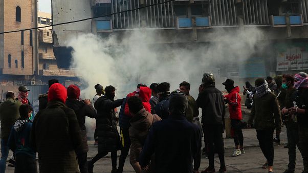 Irak güvenlik güçleri, başkent Bağdat'ta aylardır devam eden hükümet karşıtı gösterilere müdahale etti, eylemcilerin çadırlarını ateşe verdi Irak güvenlik güçleri, başkent Bağdat'ta aylardır devam eden hükümet karşıtı gösterilere müdahale etti, eylemcilerin çadırlarını ateşe verdi