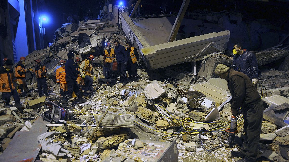 Még kutatnak a földrengés túlélői után Törökországban