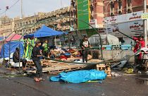 مناصرون للزعيم الشيعي مقتدى الصدر يفككون خيامهم استعدادا للانسحاب من الحراك المناهض للحكومة في ساحة التحرير ببغداد. 25/01/2020