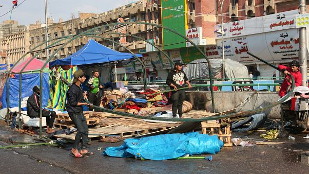 مناصرون للزعيم الشيعي مقتدى الصدر يفككون خيامهم استعدادا للانسحاب من الحراك المناهض للحكومة في ساحة التحرير ببغداد. 25/01/2020 مناصرون للزعيم الشيعي مقتدى الصدر يفككون خيامهم استعدادا للانسحاب من الحراك المناهض للحكومة في ساحة التحرير ببغداد. 25/01/2020