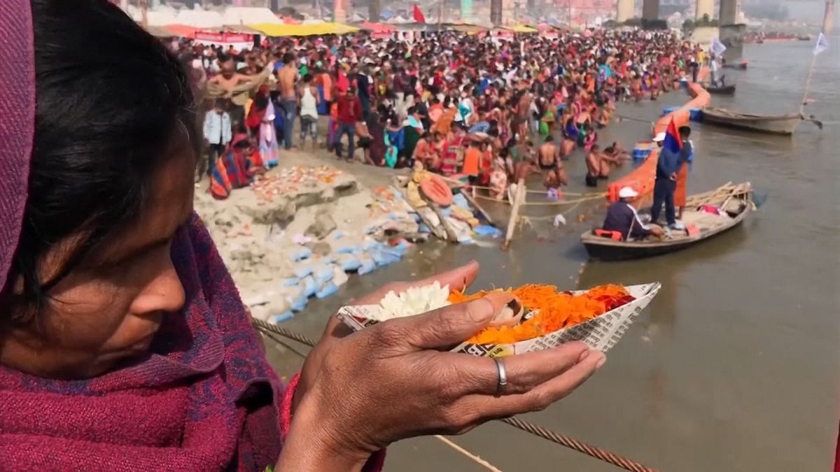Imádkozó hinduk merítkeztek meg a Gangesz vizében