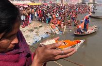 شاهد: المؤمنون الهندوس يؤدون طقس السباحة في نهر الغانغ بمناسبة براياغراج