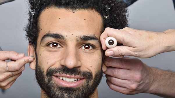 عملية أخذ المقاسات لإنجاز دمية محمد صلاح في متحف مدام توسو في لندن عملية أخذ المقاسات لإنجاز دمية محمد صلاح في متحف مدام توسو في لندن
