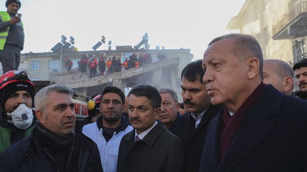 Keresik a túlélőket a törökországi földrengés helyszínén Keresik a túlélőket a törökországi földrengés helyszínén