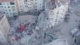 شاهد: فرق الإغاثة التركية تتسابق مع الزمن للبحث عن ناجين تحت الأنقاض بعد الزلزال القوي