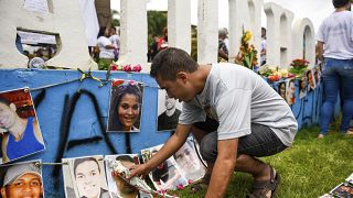 Un hombre rinde homenaje a las víctimas que murieron en el desastre de la presa en la ciudad de Brumadinho, estado de Minas Gerais, Brasil, el sábado 25 de enero de 2020.